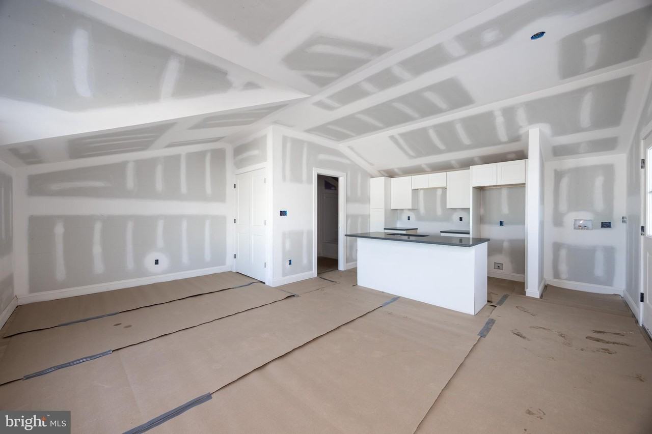 453 E Franklin St Unit Eff #EFF - Photo 5 of 10