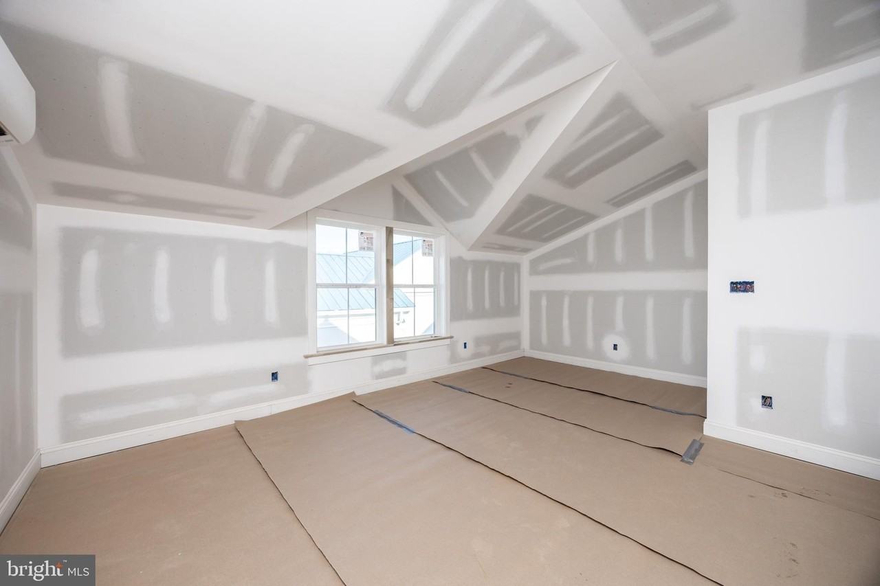 453 E Franklin St Unit Eff #EFF - Photo 6 of 10