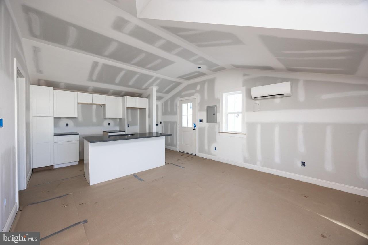 453 E Franklin St Unit Eff #EFF - Photo 7 of 10