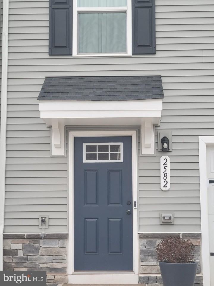 2582 Laurel Park Dr - Photo 2 of 22