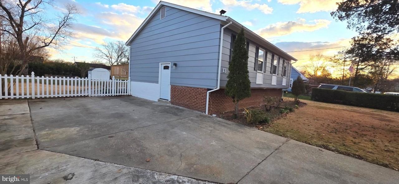 4813 Lawrence St - Photo 6 of 50