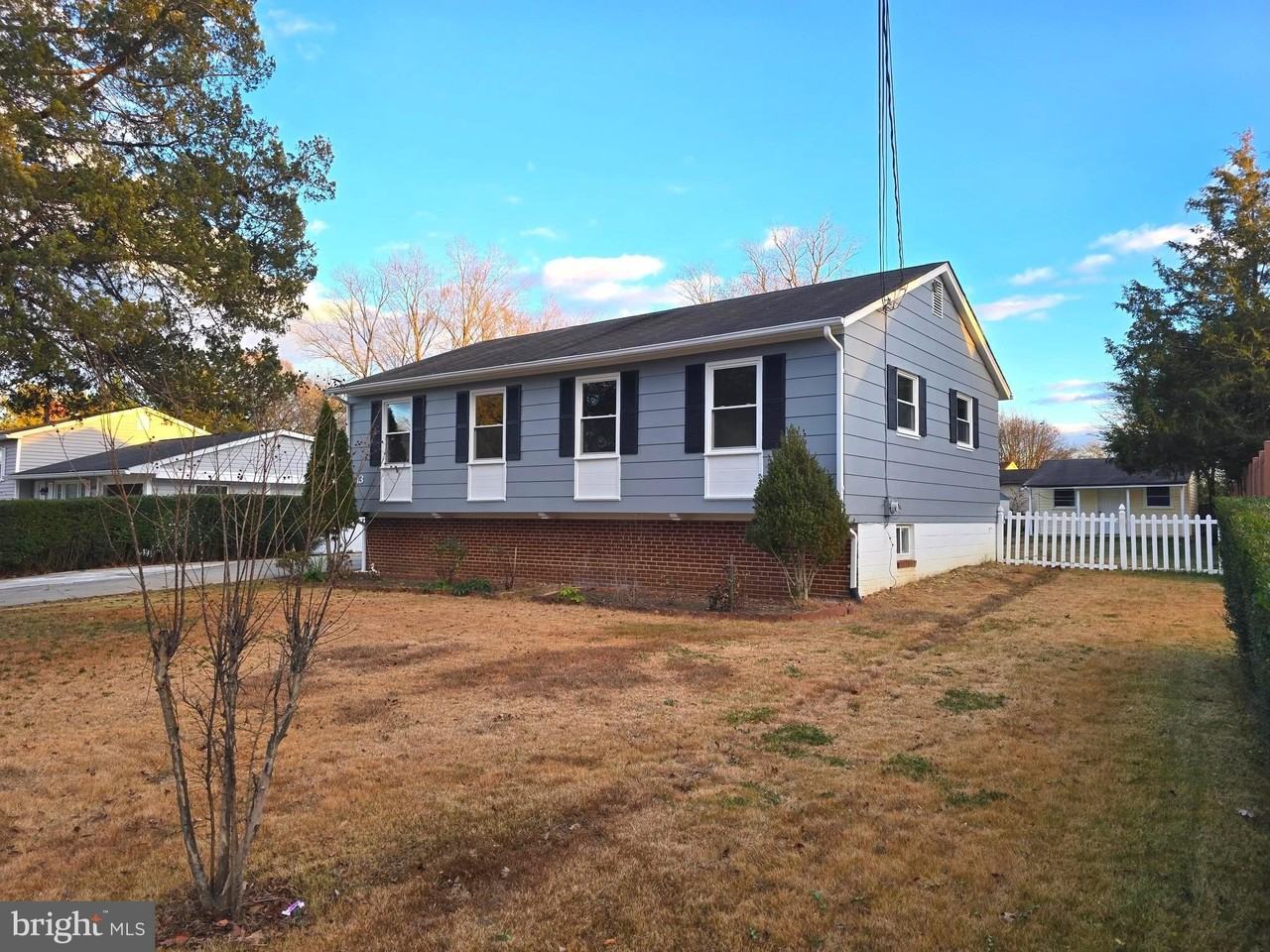 4813 Lawrence St - Photo 7 of 50