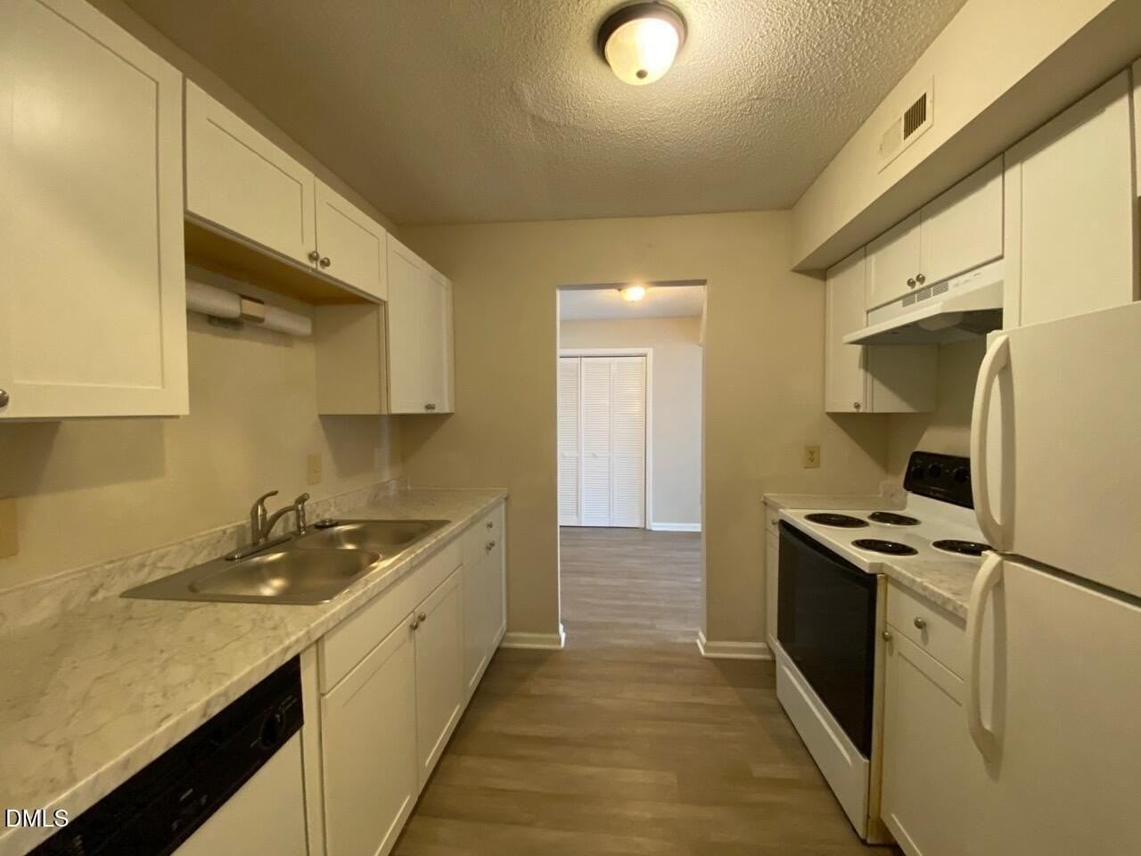 4205 Greencastle Ct Apt B #B - Photo 4 of 15