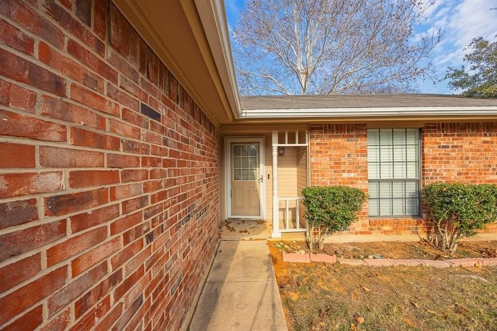 2803 Glen Hollow Cir - Photo 2 of 15