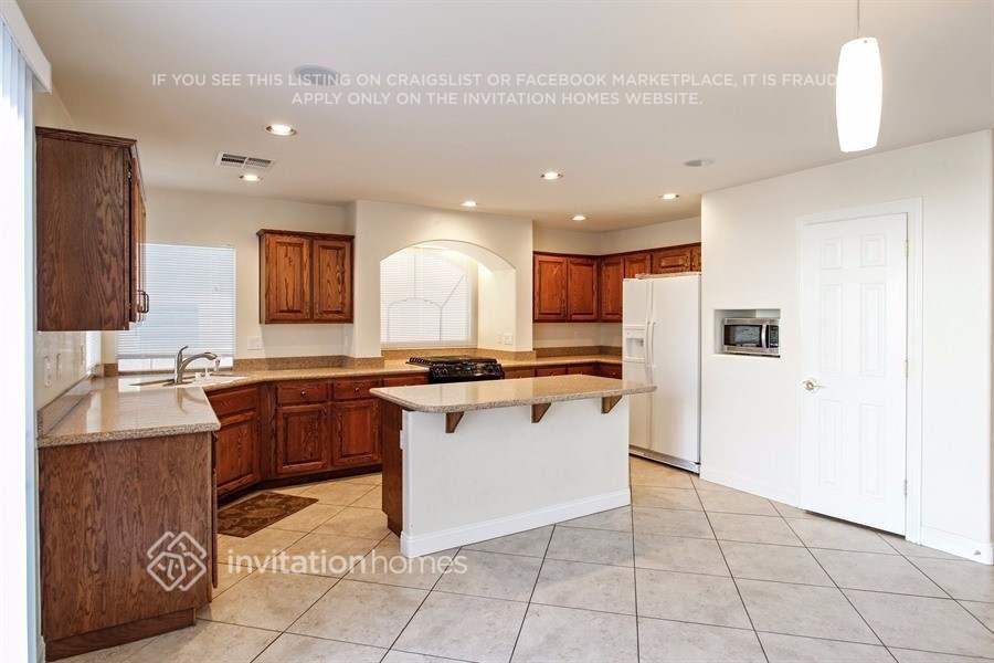 10870 Fishers Island St - Photo 4 of 19