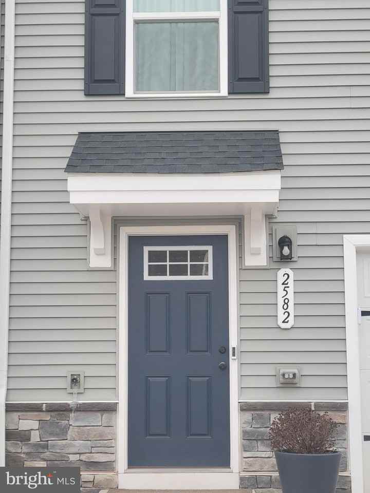 2582 Laurel Park Dr - Photo 2 of 22
