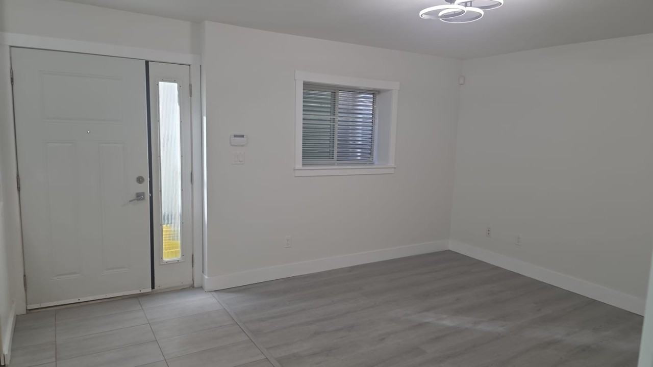 1098 Montroyal Boulevard - Photo 2 of 18