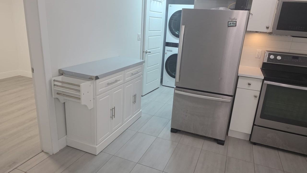 1098 Montroyal Boulevard - Photo 3 of 18