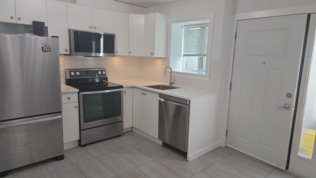 1098 Montroyal Boulevard - Photo 4 of 18