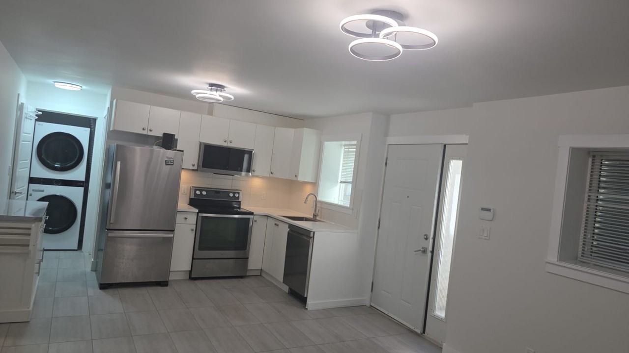 1098 Montroyal Boulevard - Photo 5 of 18