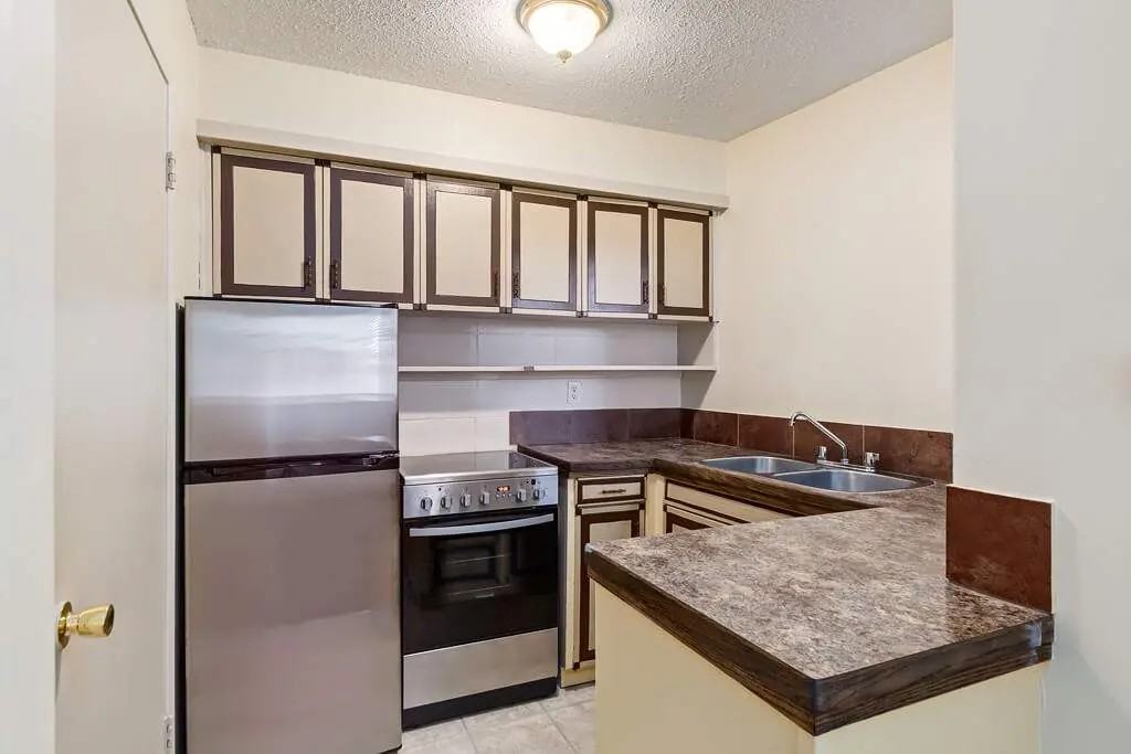 Park Royal Manor - Photo 7 of 19