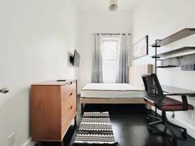 Private Bedroom in 5 Bedroom/2 Bathroom Home - Photo 1 of 1