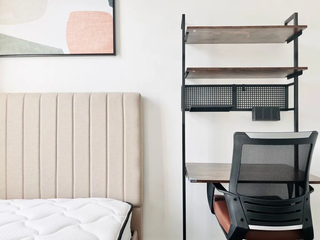 Private Bedroom in 5 Bedroom/2 Bathroom Home - Photo 3 of 8