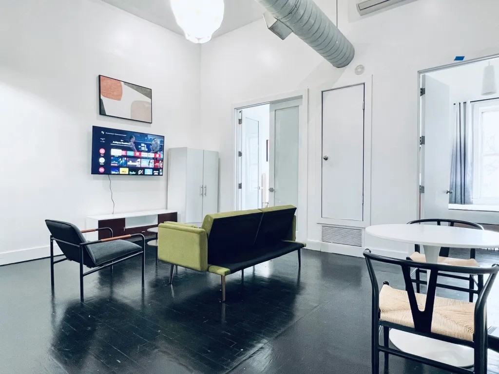 Private Bedroom in 5 Bedroom/2 Bathroom Home - Photo 6 of 8