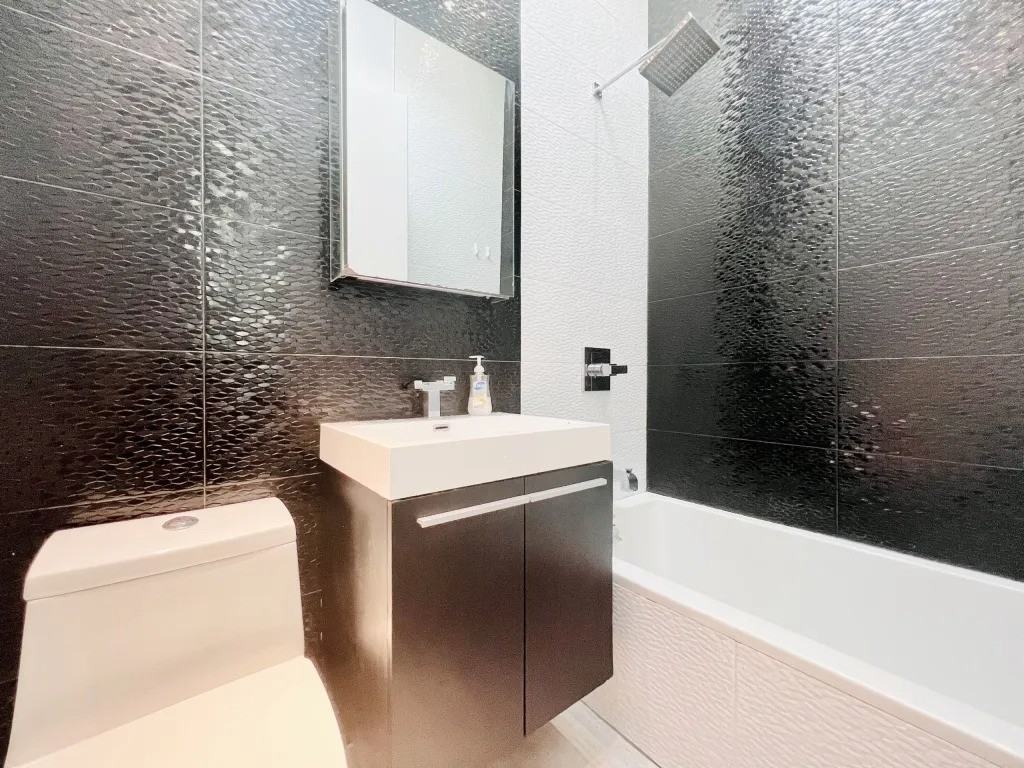 Private Bedroom in 5 Bedroom/2 Bathroom Home - Photo 5 of 11