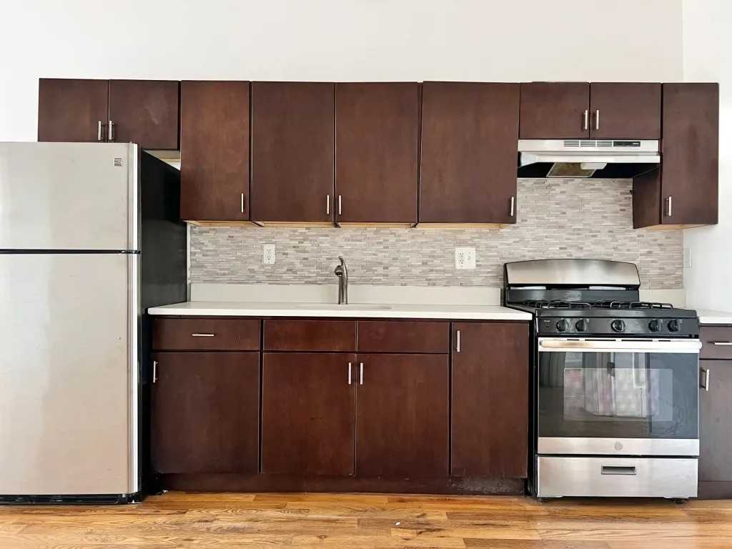 Private Bedroom in 4 Bedroom/1 Bathroom Home - Photo 6 of 7