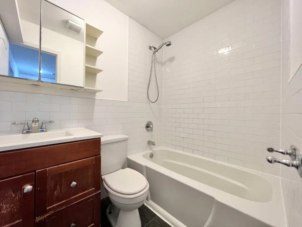 Private Bedroom in 4 Bedroom/1 Bathroom Home - Photo 7 of 7