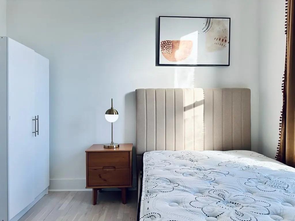 Private Bedroom in 5 Bedroom/2 Bathroom Home - Photo 4 of 16