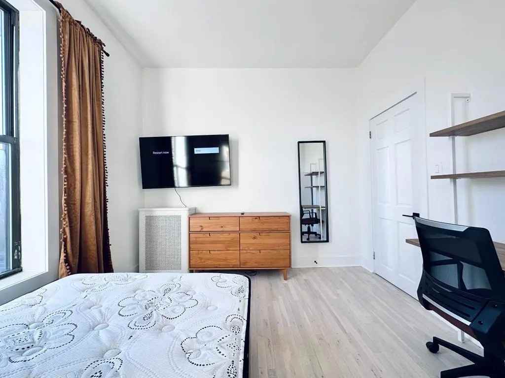 Private Bedroom in 5 Bedroom/2 Bathroom Home - Photo 6 of 16