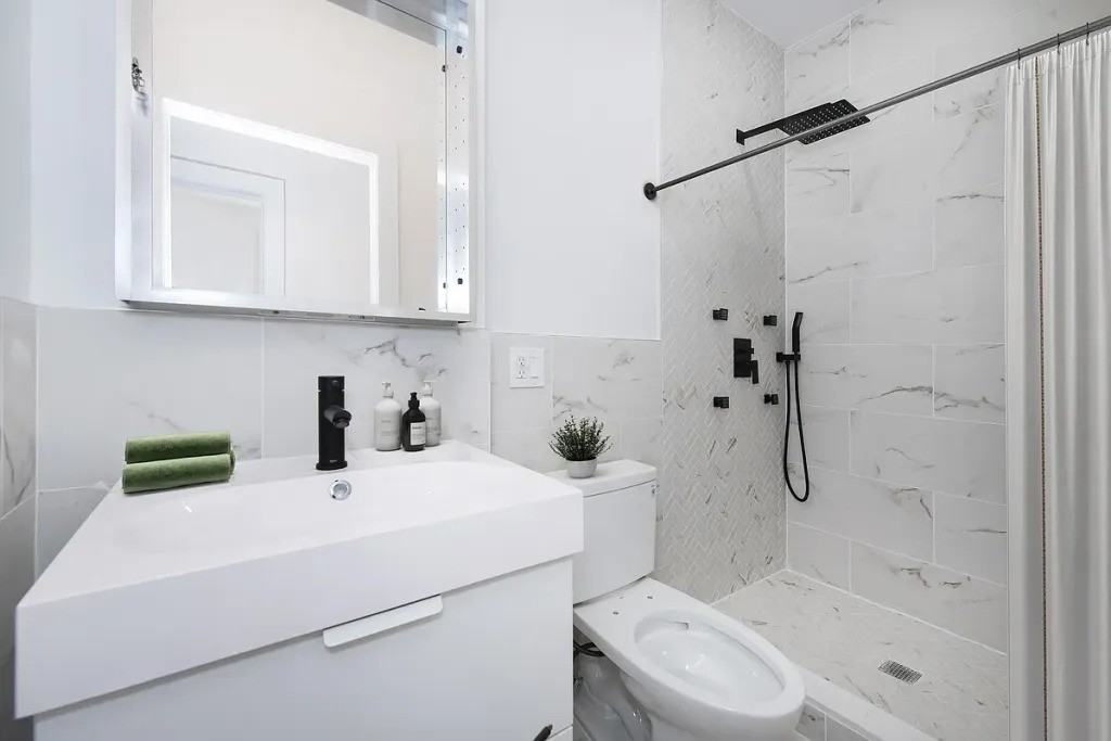Private Bedroom in 5 Bedroom/2 Bathroom Home - Photo 5 of 10