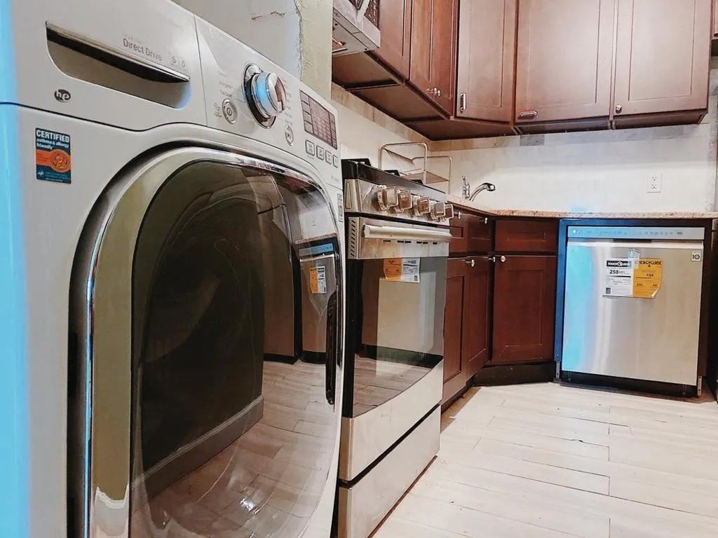 Private Bedroom in 4 Bedroom/1 Bathroom Home - Photo 3 of 7