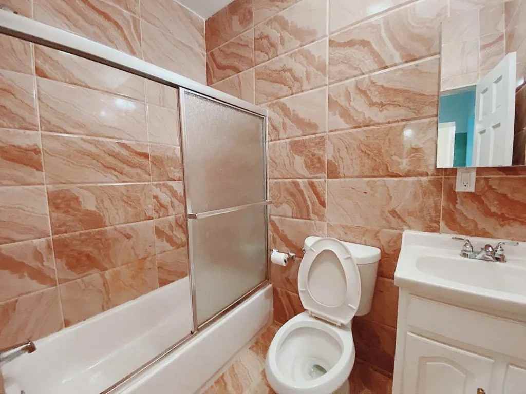 Private Bedroom in 4 Bedroom/1 Bathroom Home - Photo 4 of 7