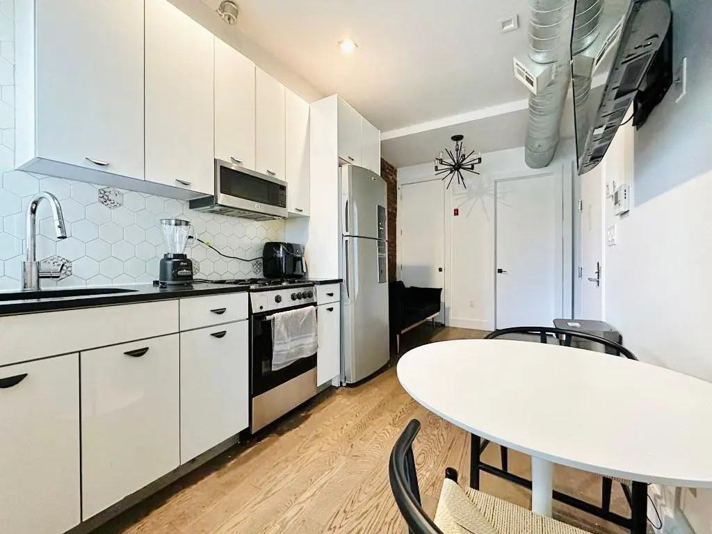 Private Bedroom in 4 Bedroom/2 Bathroom Home - Photo 5 of 12