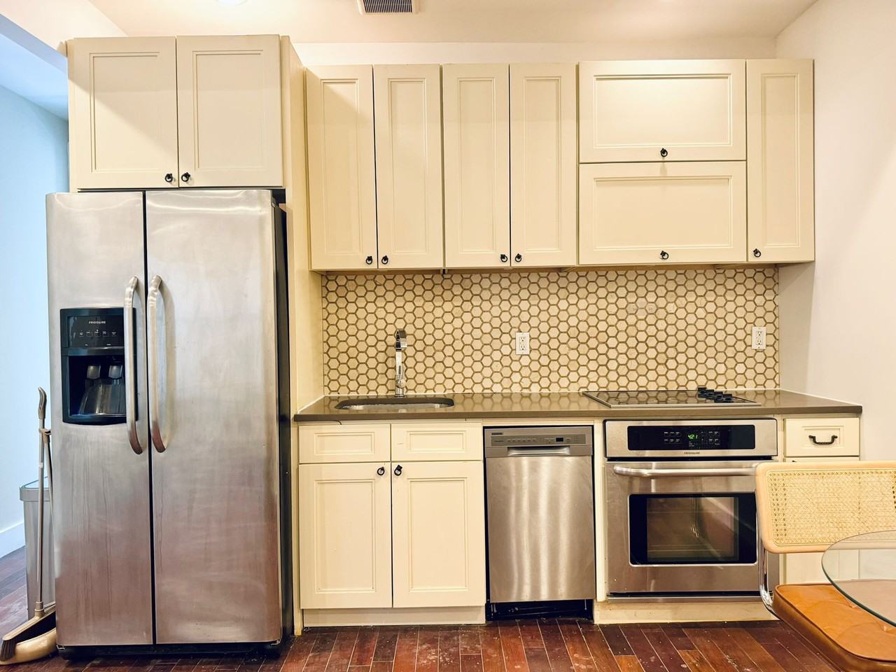 Private Bedroom in 5 Bedroom/2 Bathroom Home - Photo 6 of 8