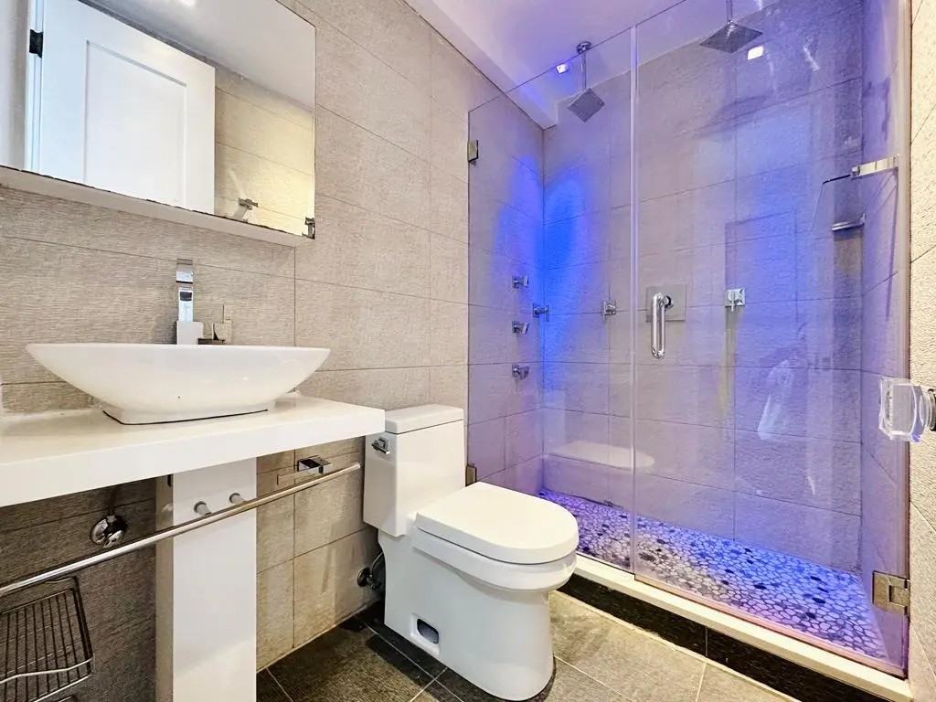 Private Bedroom in 5 Bedroom/2 Bathroom Home - Photo 7 of 8