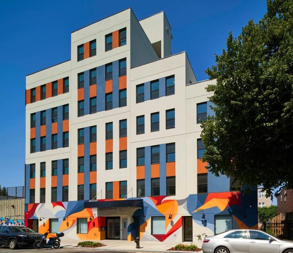 Private Bedroom in 5 Bedroom/1 Bathroom Home - Photo 3 of 11