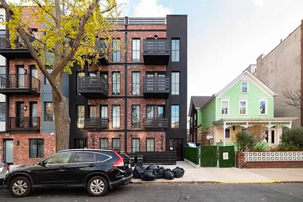 Private Bedroom in 5 Bedroom/3 Bathroom Home - Photo 4 of 9