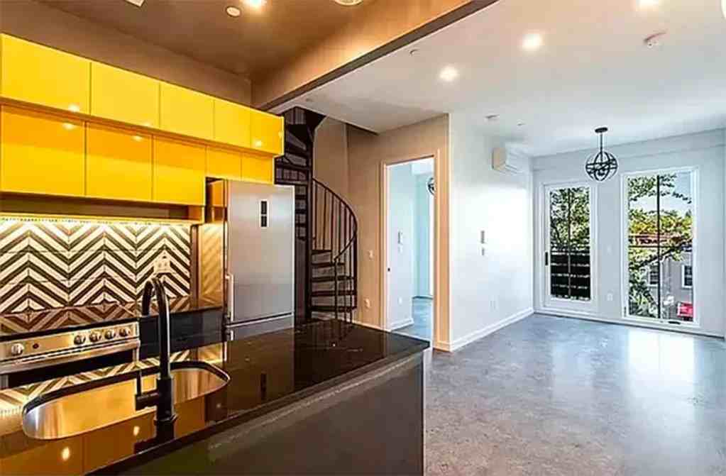 Private Bedroom in 5 Bedroom/3 Bathroom Home - Photo 5 of 9