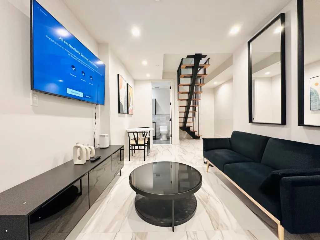 Private Bedroom in 5 Bedroom/1.5 Bathroom Home - Photo 4 of 15