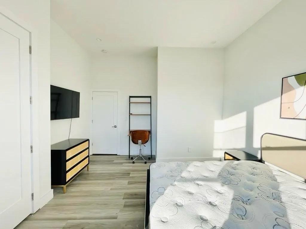 Private Bedroom in 4 Bedroom/1 Bathroom Home - Photo 3 of 6