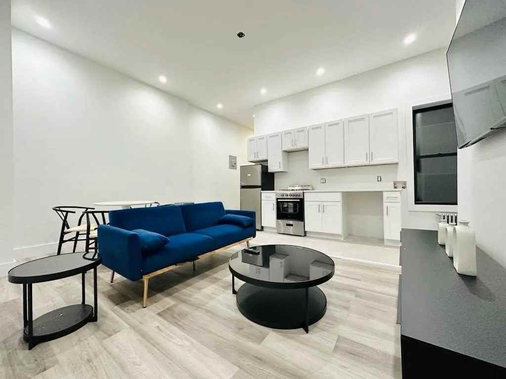 Private Bedroom in 4 Bedroom/1 Bathroom Home - Photo 4 of 6