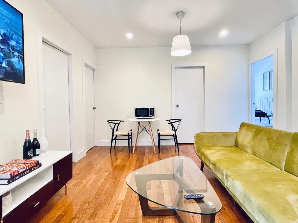 Private Bedroom in 4 Bedroom/1 Bathroom Home - Photo 4 of 8