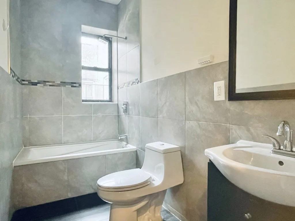 Private Bedroom in 4 Bedroom/1 Bathroom Home - Photo 5 of 8