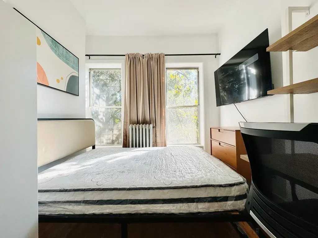 Private Bedroom in 4 Bedroom/1 Bathroom Home - Photo 2 of 9