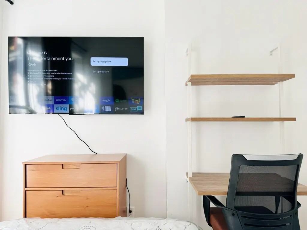 Private Bedroom in 4 Bedroom/1 Bathroom Home - Photo 4 of 9