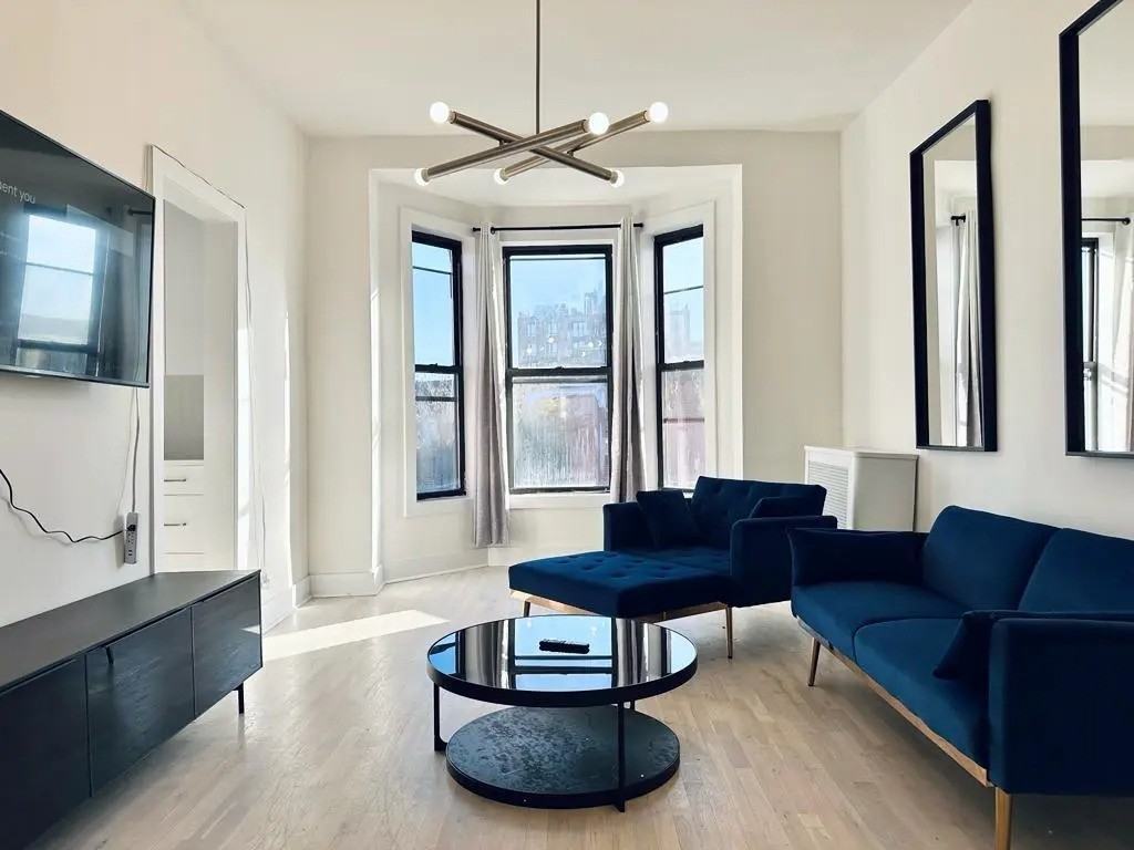 Private Bedroom in 5 Bedroom/2 Bathroom Home - Photo 5 of 14