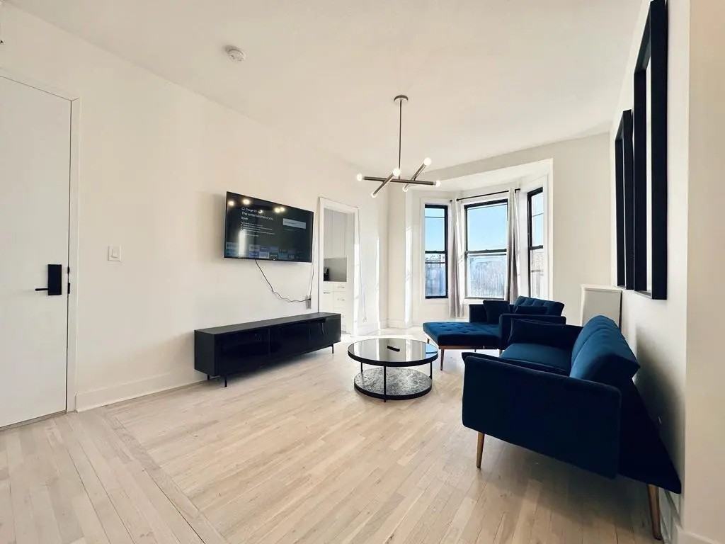 Private Bedroom in 5 Bedroom/2 Bathroom Home - Photo 6 of 14