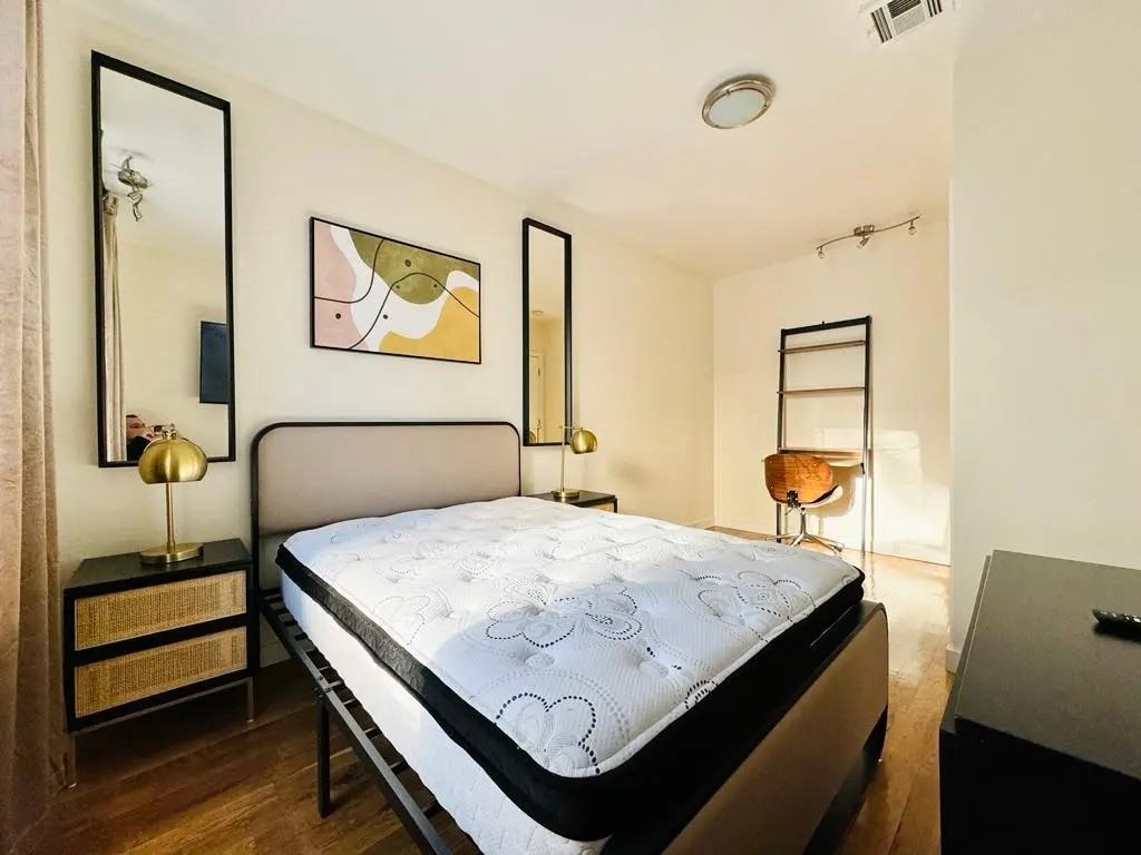 Private Bedroom in 5 Bedroom/3 Bathroom Home - Photo 3 of 9