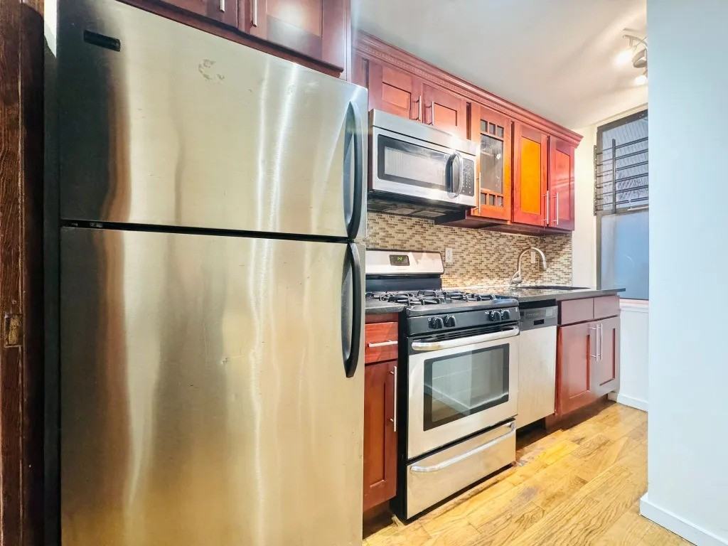 Private Bedroom in 5 Bedroom/3 Bathroom Home - Photo 7 of 9