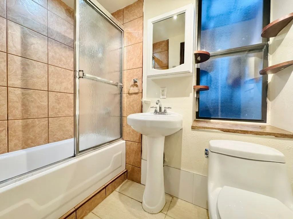 Private Bedroom in 5 Bedroom/3 Bathroom Home - Photo 3 of 6