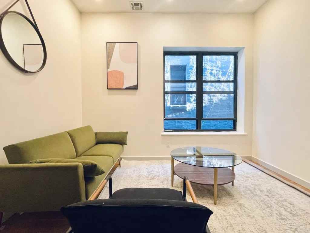 Private Bedroom in 5 Bedroom/2 Bathroom Home - Photo 3 of 4