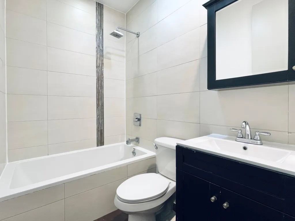 Private Bedroom in 5 Bedroom/2 Bathroom Home - Photo 4 of 4