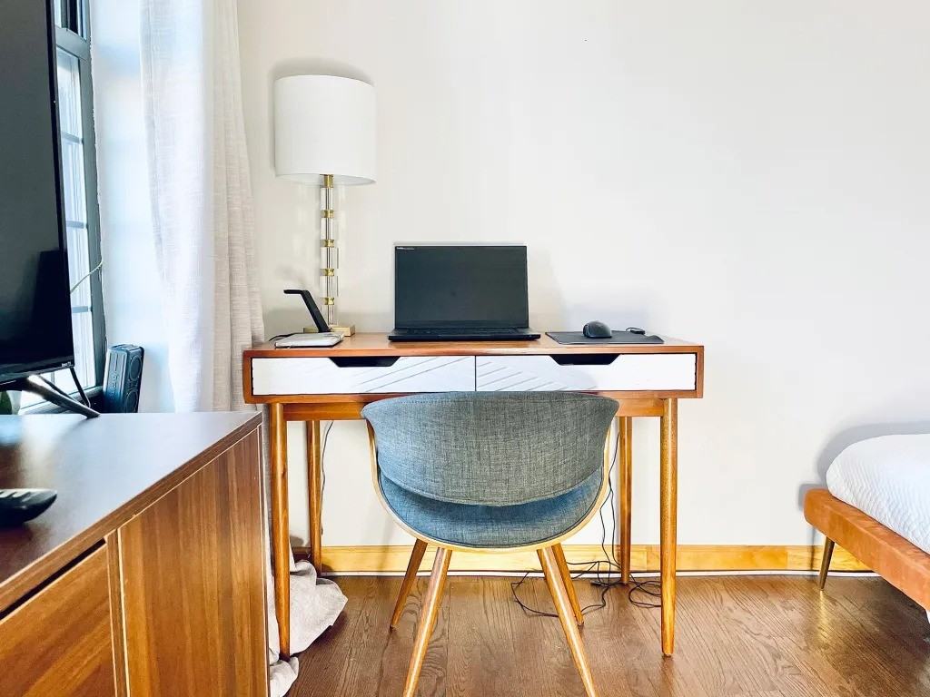 Private Bedroom in 4 Bedroom/1 Bathroom Home - Photo 5 of 8