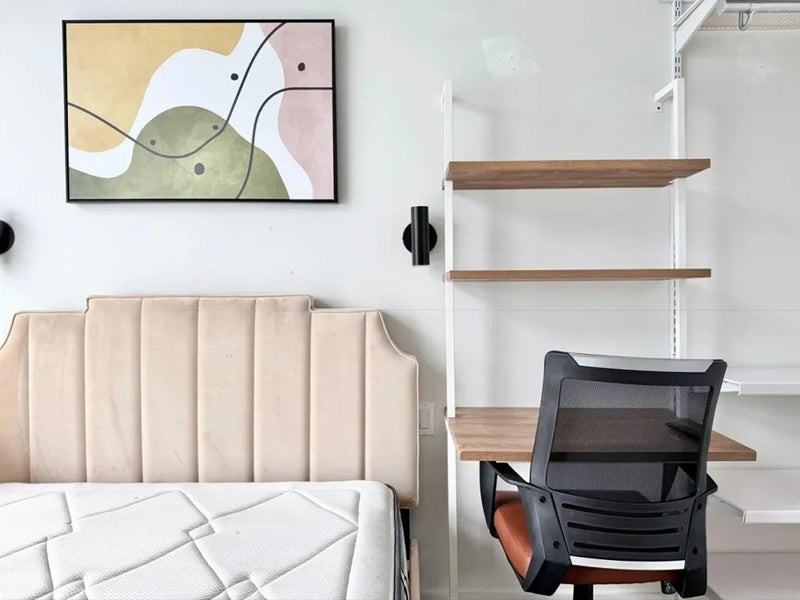 Private Bedroom in 3 Bedroom/2 Bathroom Home - Photo 3 of 12