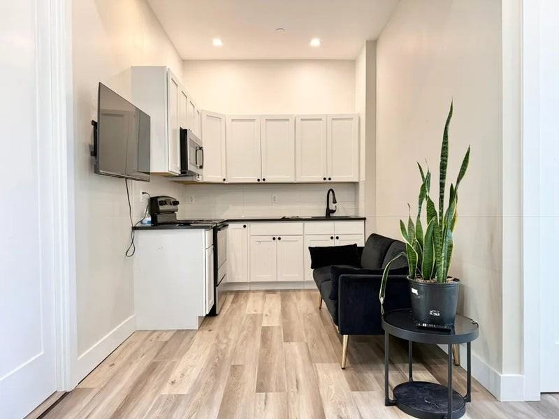 Private Bedroom in 3 Bedroom/2 Bathroom Home - Photo 7 of 12