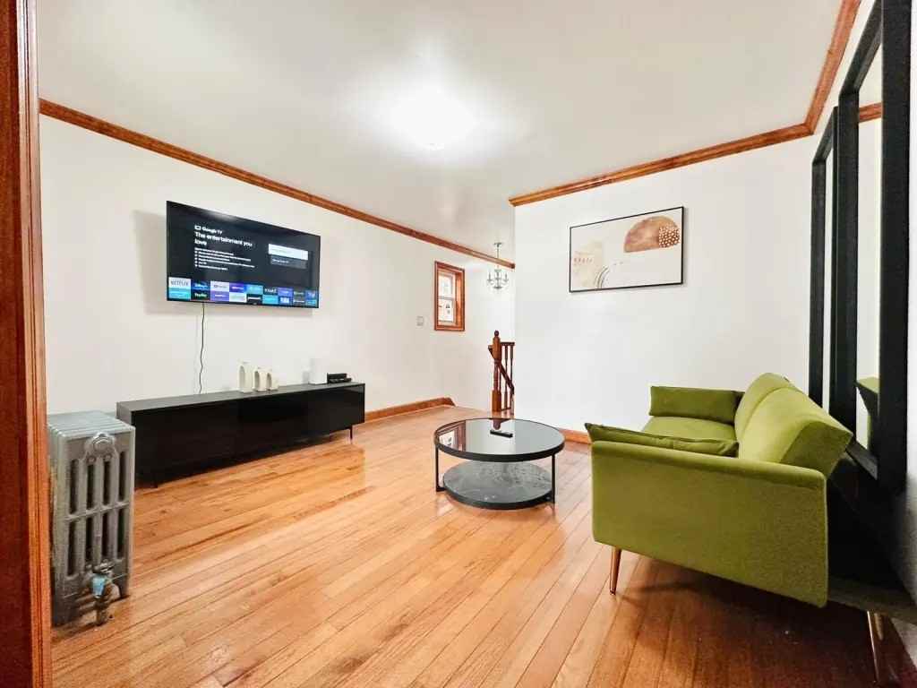 Private Bedroom in 4 Bedroom/2 Bathroom Home - Photo 2 of 9